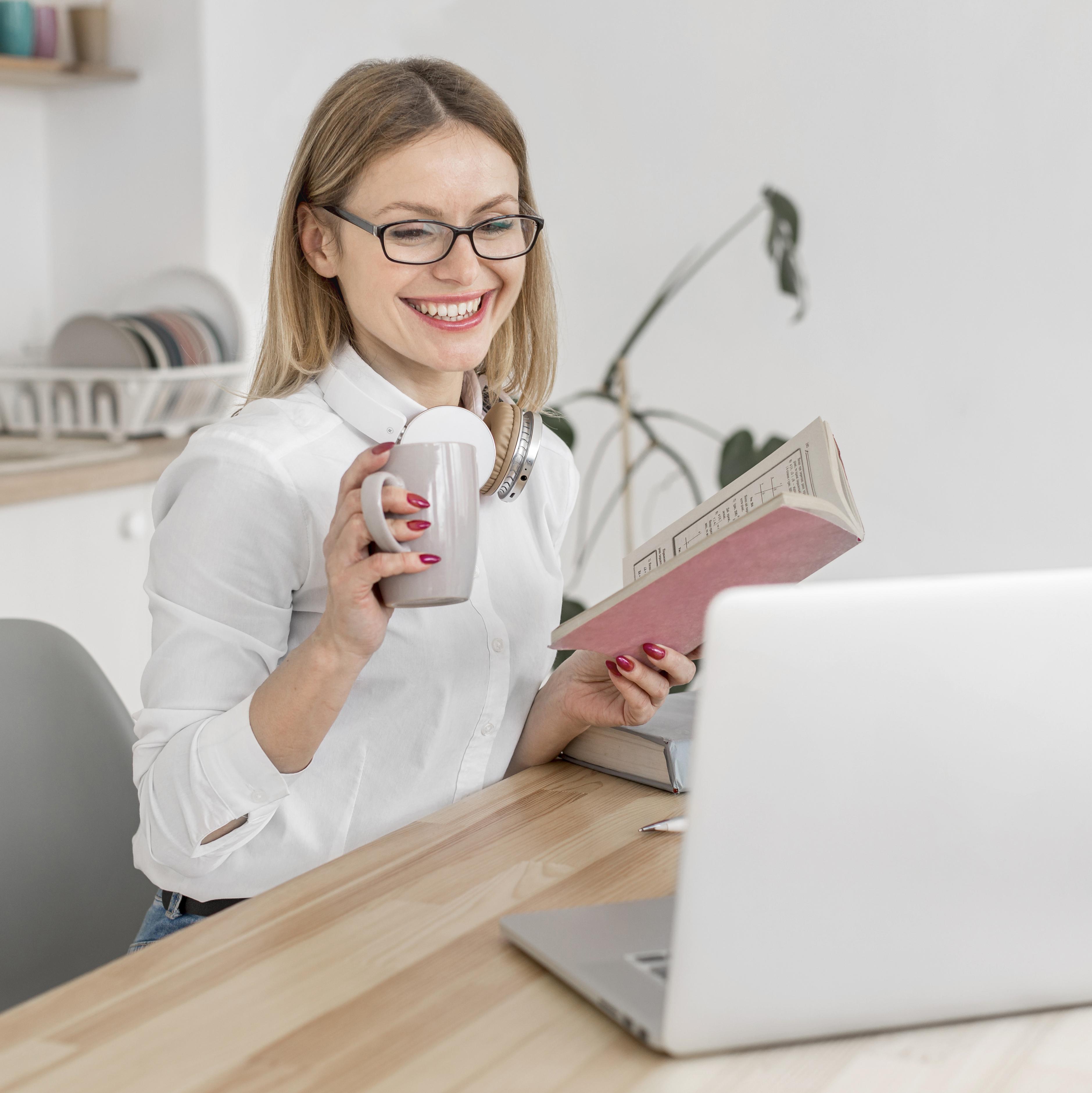 caderno ou app de finanças no celular, com uma organização
											simples e visual, ao lado de uma xícara de café. Algo que transmita paz e
											controle.