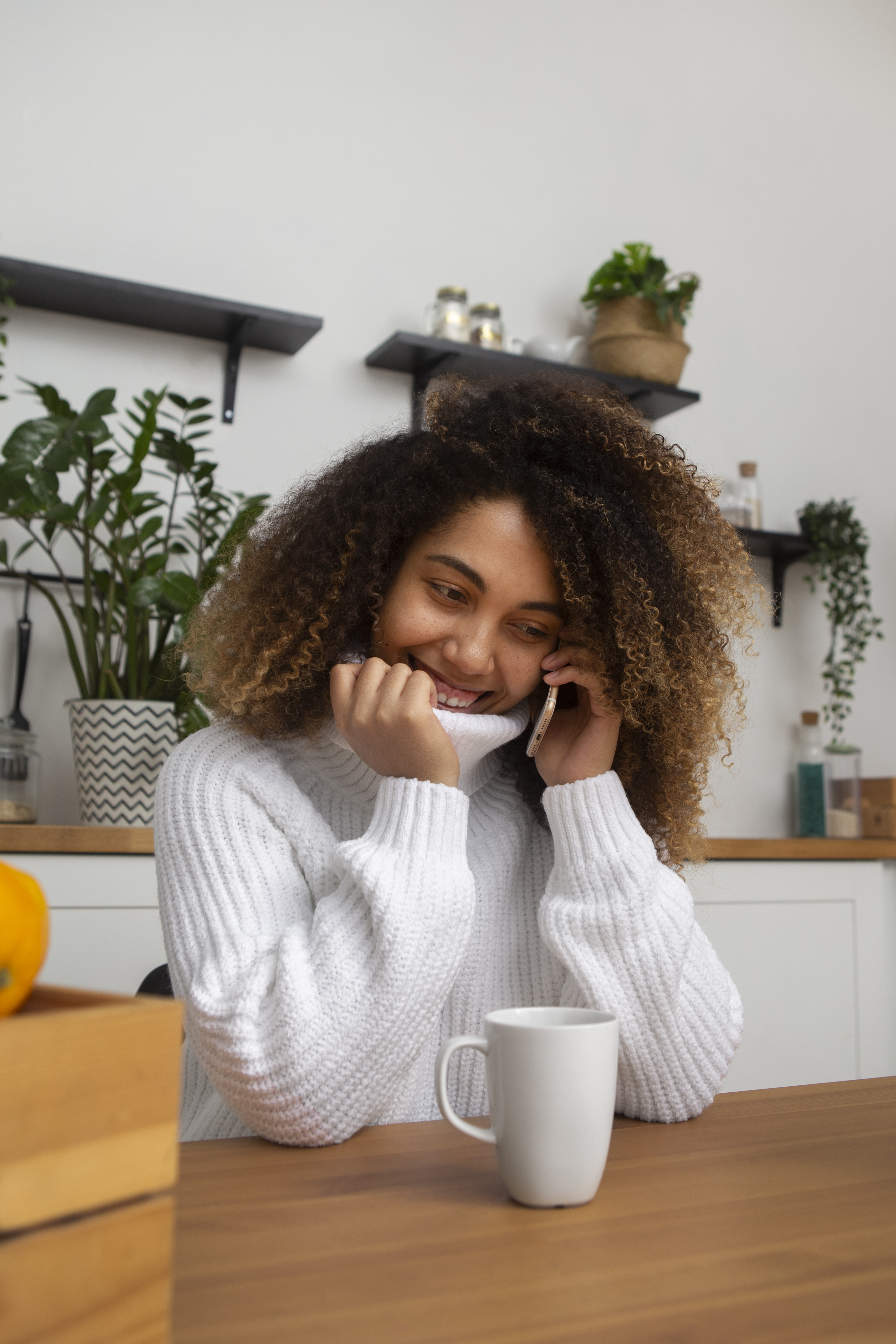 Jovem adulto relaxado e focado, com luz suave, simbolizando a paz mental na rotina agitada.